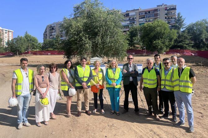 La vicealcaldesa de Madrid, Inma Sanz, acompañada de la delegada de Obras y Equipamientos, Paloma García Romero, y el concejal del distrito de Hortaleza, David Pérez, durante la colocación de la primera piedra de la nueva biblioteca que el Ayuntamiento va a construir en la calle de Silvano, 101.