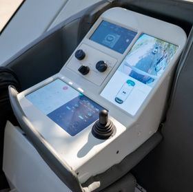 El proyecto integra un sistema de sensores avanzado que registra y procesa, en tiempo real, todos los parámetros relevantes de la operación: desde la velocidad, la aceleración y la trayectoria, hasta el estado de las puertas, rampas de accesibilidad, intermitentes o sistemas de seguridad. 