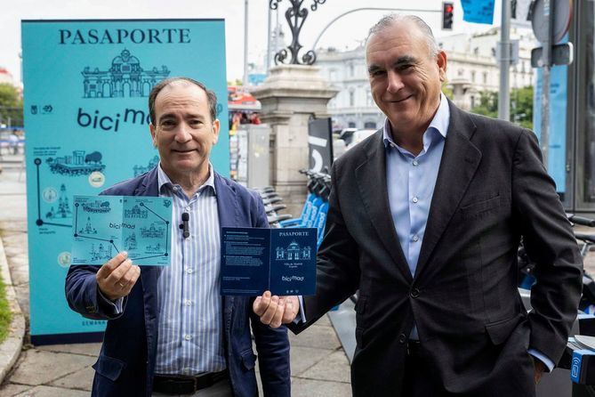 El delegado de Urbanismo, Medio Ambiente y Movilidad, Borja Carabante, desde la estación de la bicicleta pública que se sitúa en el bulevar central del paseo del Prado con la plaza de Cibeles, ha animado a la ciudadanía a sumarse a esta divertida iniciativa.