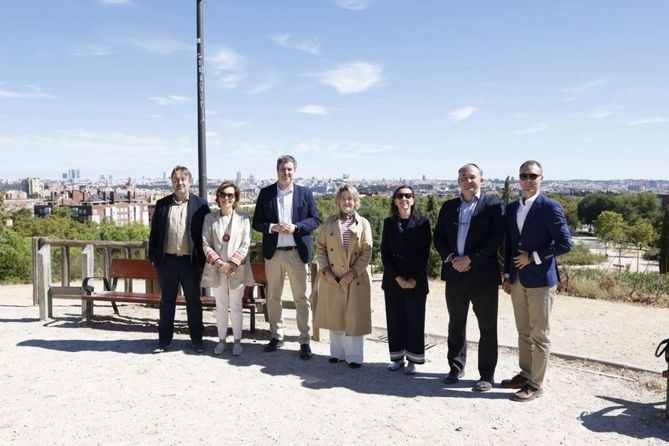 La delegada de Cultura, Turismo y Deporte, Marta Rivera de la Cruz, acompañada por el concejal de Latina, Alberto González, ha presentado las visitas guiadas gratuitas a cuatro miradores de Latina, Hortaleza, Puente de Vallecas y Moratalaz, que constan de 2.400 plazas, con inscripción previa en reservaspatrimonio.es.