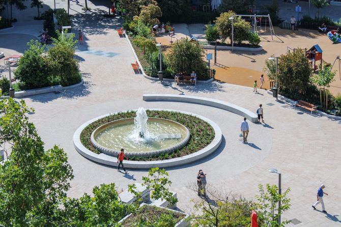 A través de iniciativas como los Premios Ciudad, el festival reconoce cada año el trabajo de arquitectos, diseñadores e instituciones que contribuyen a mejorar la calidad de vida en las ciudades mediante propuestas urbanas innovadoras y sostenibles.