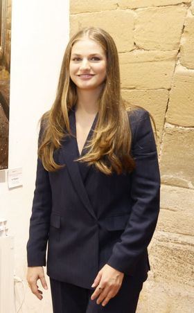 La princesa Leonor durante su recorrido por la exposición.