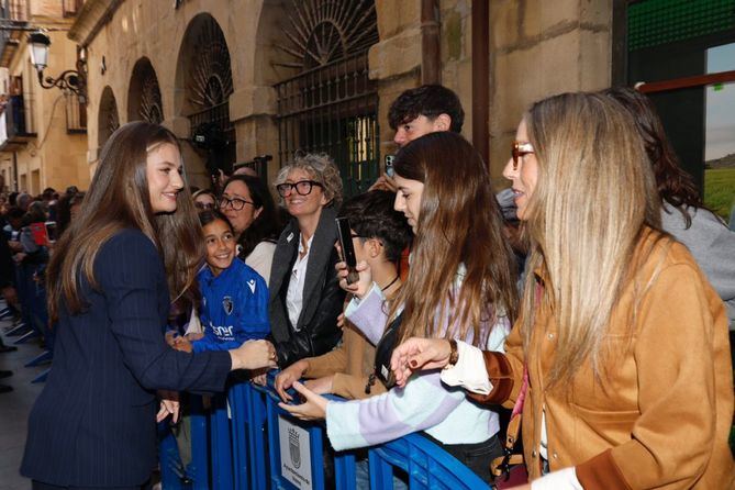 Su Alteza Real la Princesa de Asturias y de Viana recibe el saludo del público que se ha congregado en los alrededores del Palacio de Navarra.