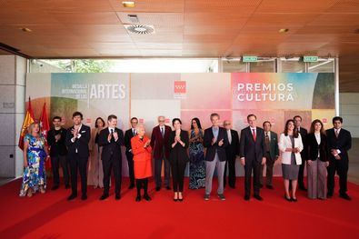 Díaz Ayuso ha resaltado a Madrid como el 'motor del empleo cultural' en España, 'con la mayor oferta en cine, vídeo, radio, televisión, libros, museos, periódicos o actividades editoriales', así como la región 'en la que más se lee'.