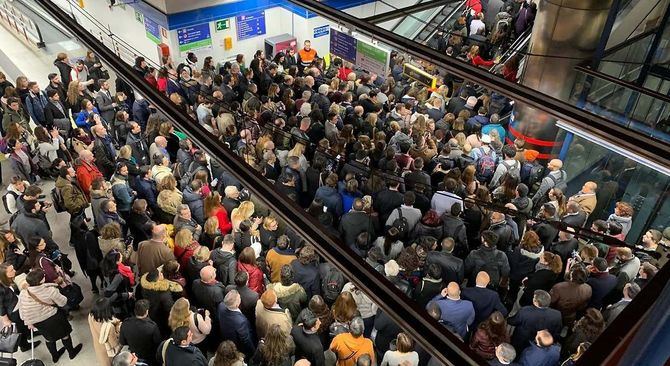 Según han concretado fuentes de Metro de Madrid, el pasado día 6 de septiembre, debido a las obras en Madrid y al cierre parcial de la Línea 6 de Metro, se desplegó un dispositivo de 120 personas en varias estaciones, 'que distribuyen a los viajeros por el andén para facilitar la movilidad y evitar acumulaciones.