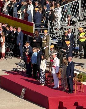 Miles de asistentes arroparon a los militares participantes en un acto que incluyó la imposición de condecoraciones por la DANA de Valencia y un recuerdo a los que perdieron su vida en las catástrofes sufridas este último año.