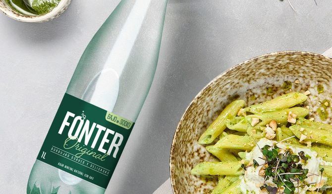 Se modernizó el logotipo y la paleta cromática para atraer a nuevas generaciones, manteniendo la esencia de la marca centenaria.