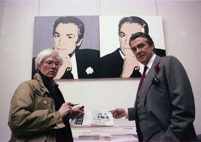 Andy Warhol y Fernando Vijande, en la exposición 'Andy Warhol. Pistolas, Cuchillos y Cruces', de la Galería Fernando Vijande.