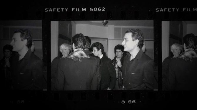 La película, que ha contado con la colaboración del Museo, se centra en la visita que Andy Warhol realizó en 1983 a Madrid con motivo de su exposición 'Pistolas, cuchillos y cruces', comisariada por el galerista Fernando Vijande.