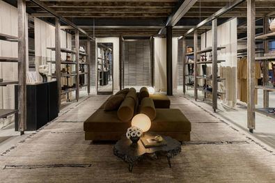 La tienda presenta el primer espacio en Madrid del nuevo concepto experiencial 'El Apartamento' de Zara, ofreciendo una selección de productos y ediciones limitadas.