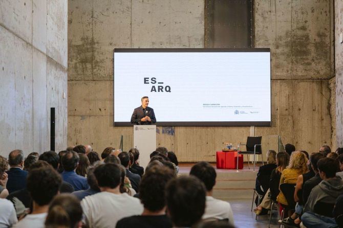 El secretario general de Agenda Urbana, Vivienda y Arquitectura, Iñaqui Carnicero, inauguró este martes en La Casa de la Arquitectura la presentación del nuevo máster habilitante en Arquitectura, que se impartirá en las escuelas de Toledo y de Granada y refuerza el firme compromiso del Ministerio de Vivienda.