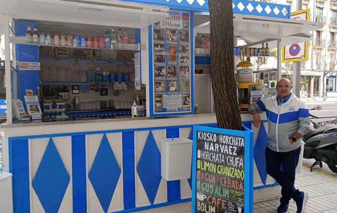 José Manuel, natural de Madrid, regenta el único quiosco que perdura en la ciudad con venta de horchata casera en la vía pública, llamado “aguaducho”.
