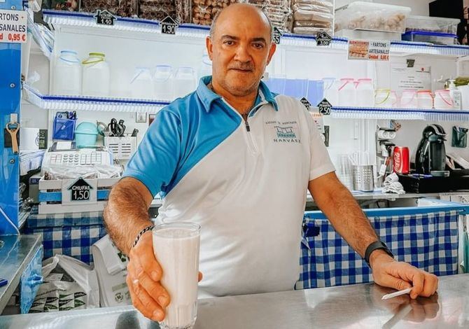 Este año, el último horchatero de Madrid será el encargado de dar el pregón de las Fiestas del Pilar del distrito de Salamanca, donde se ubica su puesto, en la calle de Narváez, 8.