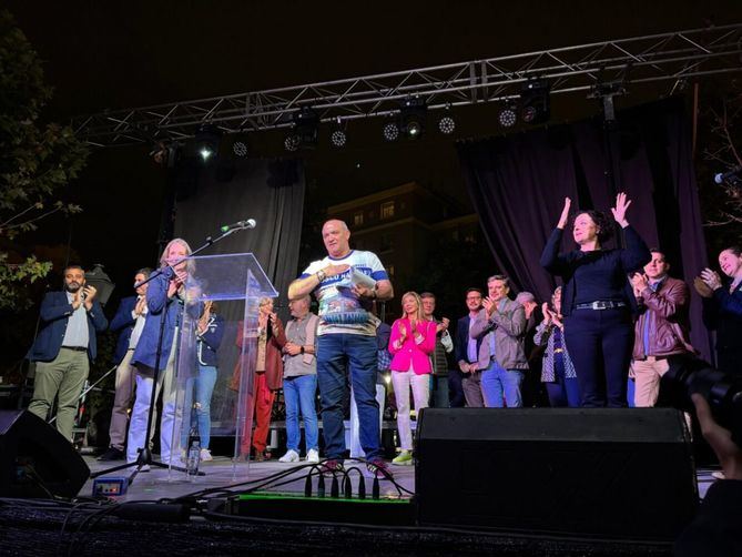 El pregón de la Fiestas del Pilar 2025 en el distrito de Salamanca ha estado a cargo del horchatero José Manuel García López, que regenta el último aguaducho de Madrid, en la calle de Narváez.