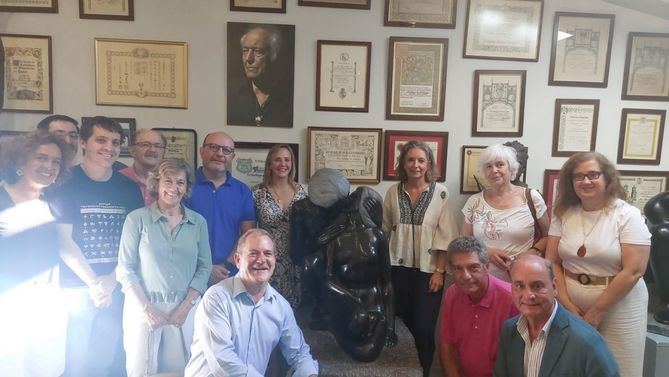 La concejala del distrito durante la inauguración de una placa en homenaje al artista en el que fue su domicilio y taller, en la calle de Mercedes Formica.