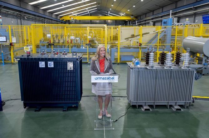 Se fomentara una fiscalidad incentivadora y una regulacion inteligente con el compromiso de los ayuntamientos. Además, una ventanilla unica de atencion ayudara a las companias en la busqueda de las mejores ubicaciones para sus negocios. En la imagen, la consejera de Economía, Hacienda y Empleo, Rocío Albert López-Ibor, durante una reciente visita a la planta de Ormazabal Transformadores Loeches, en el Polígono Industrial El Caballo.