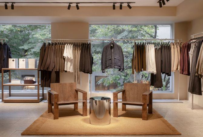 La firma de moda COS ha reabierto su tienda en la calle de Claudio Coello, en pleno barrio de Salamanca de Madrid. Lo hace tras una completa renovación, que incorpora un nuevo concepto de diseño interior .