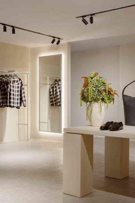 La tienda ofrece las colecciones de mujer y hombre Otoño-Invierno 2025, caracterizadas por su enfoque atemporal, la calidad de los tejidos y la precisión artesanal.