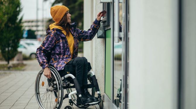 Cajeros automáticos, aplicaciones bancarias, webs de transporte y pantallas informativas deberán adaptarse con requisitos técnicos de accesibilidad física, digital y sensorial.