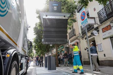 Se instalarán 90 contenedores en 30 espacios del distrito, entre ellos, en las calles Serrano Jover, Divino Pastor, Campoamor, Gravina, Valverde, Serrano Anguita, General Mitre, Mejía Lequerica, Fernando VI, Príncipe, Embajadores, Fuencarral y la plaza de las Salesas.