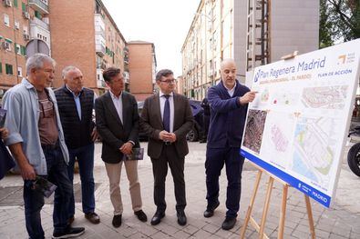El delegado de Políticas de Vivienda y presidente de la Empresa Municipal de la Vivienda y Suelo de Madrid (EMVS Madrid), Álvaro González, ha visitado el barrio de Begoña, acompañado del concejal del distrito Fuencarral-El Pardo, José Antonio Martínez Páramo, y de representantes de la Asociación de Vecinos Begoña.