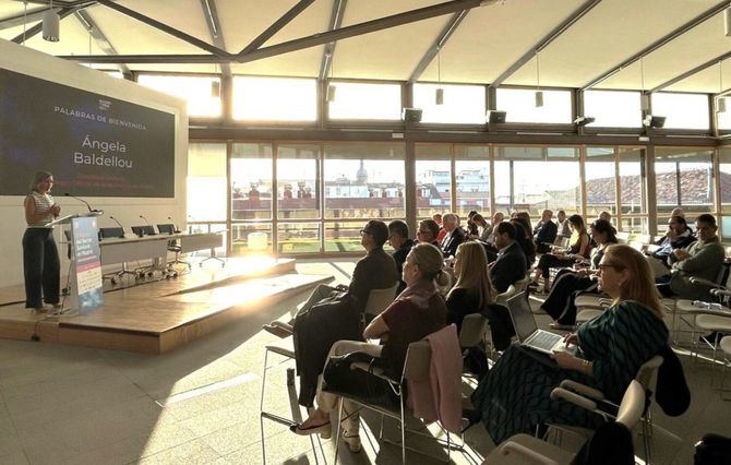 La jornada abordó los avances más innovadores y los principales retos que configuran el panorama actual del sector sanitario en la región, con especial atención a la innovación tecnológica, la sostenibilidad y la humanización de los espacios de salud.