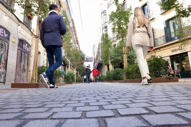 La intervención forma parte de un proyecto que incluye la mejora de las calles de Huertas, la Cruz, Espoz y Mina y la conexión de la plaza de Jacinto Benavente con la plaza del Ángel.
