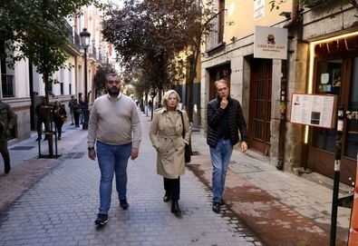 La delegada de Obras y Equipamientos, Paloma García Romero, acompañada del concejal de Centro, Carlos Segura, ha visitado este domingo la plaza.