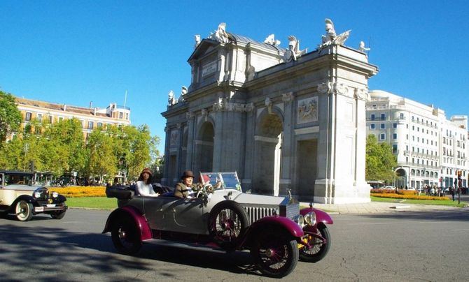 El Veteran Car Club de España ha llenado este domingo el parque de El Retiro de coches antiguos previos a 1930, para iniciar 'un viaje en el tiempo sobre ruedas' para repasar la historia del automóvil.