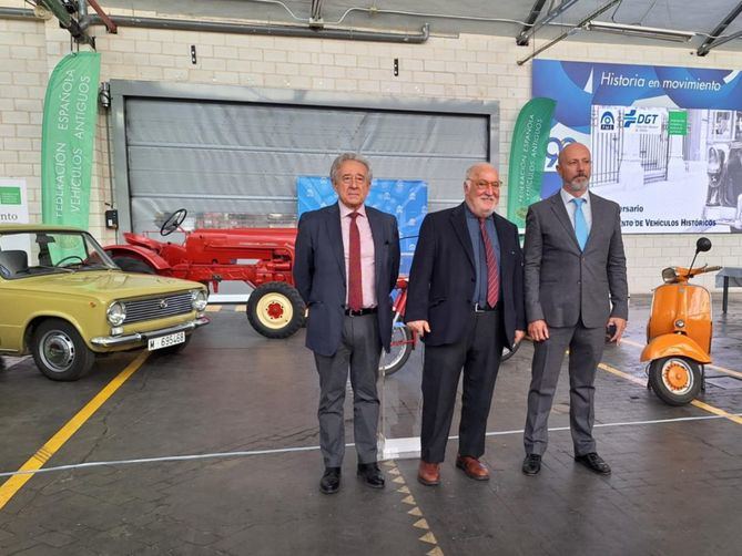 DGT y FEVA conmemoran el primer aniversario del nuevo Reglamento de Vehículos Históricos en un acto que ha tenido lugar en el Parque Móvil del Estado, un organismo que también celebra sus 90 años de vida.