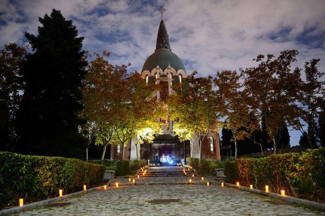 Servicios Funerarios de Madrid, la empresa funeraria municipal, por su parte, mantendrá el horario ininterrumpido de los grandes cementerios de la ciudad estos días (desde el pasado lunes, día 27, y hasta el domingo 2 de noviembre, ambos incluidos).