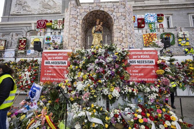 El domingo 9 de noviembre será el día grande de la festividad. A las 11.00 horas, se celebrará la tradicional misa mayor en la explanada de la Catedral de la Almudena, seguida de la procesión con la imagen de la Virgen por el entorno del templo.