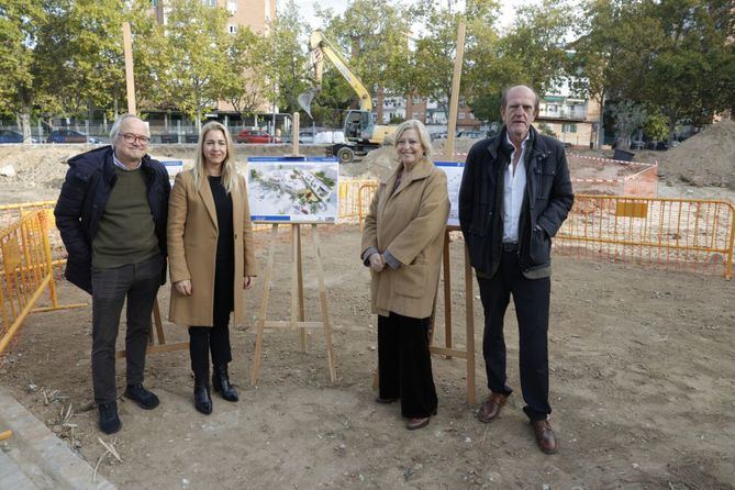 La delegada de Obras y Equipamientos, Paloma García Romero, ha visitado el inicio de los trabajos junto a la concejala del distrito, Nadia Álvarez.