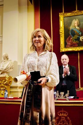 En el acto de entrega, que ha tenido lugar este martes, la presidenta directora-general de la FNMT, Isabel Valldecabres, ha recibido el galardón de manos del director de la Academia, Tomás Marco.