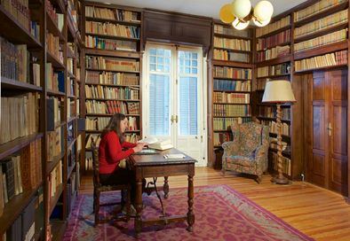 La casa, construida en 1924 y protegida desde 2006, conserva los muebles y decoración de su época y alberga numerosos archivos y bibliotecas.