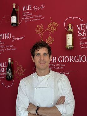Sebastián Muntoni, el chef ejecutivo y fundador de este proyecto con alma que respira el aire de la Toscana, nos ofrece una experiencia única y auténtica.