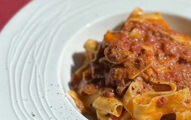 Todos los ingredientes llegan directamente desde la Toscana, seleccionados con el mismo cuidado con el que se cocina en Volterra. Harinas auténticas, tomates dulces, embutidos y vinos que hablan en dialecto italiano.