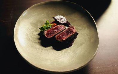 En esta nueva propuesta, el cocinero reafirma su compromiso con la excelencia gastronómica, basada en el respeto por el producto y la búsqueda de sabores auténtico.