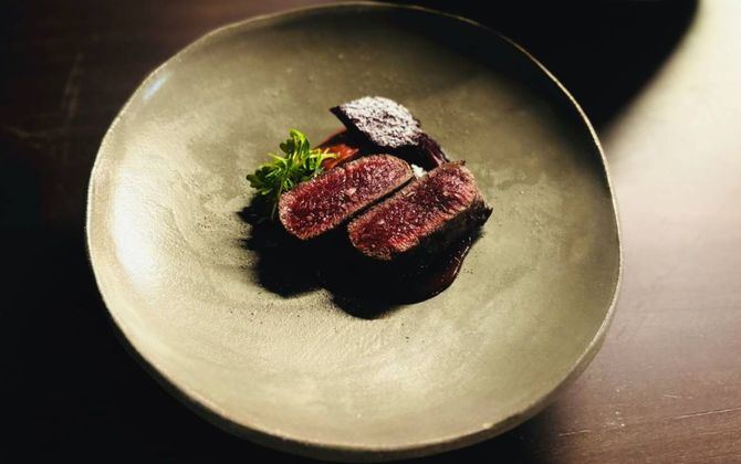 En esta nueva propuesta, el cocinero reafirma su compromiso con la excelencia gastronómica, basada en el respeto por el producto y la búsqueda de sabores auténtico.