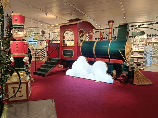 La empresa despliega las novedades de esta campaña de Navidad en sus 66 tiendas de juguetes, 14 de las cuales cuentan con una implantación especial que incluye espacios experienciales en las ciudades de Madrid, Barcelona, Valencia, Sevilla, Málaga, Vigo, Las Palmas y Santander.