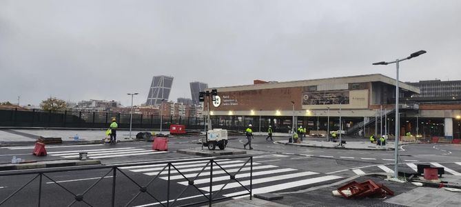 Desde este miércoles, ha reabierto el viaducto sobre las vías de Chamartín, que conecta las calles de Agustín de Foxá y Padre Francisco Palau y Quer, al oeste de la estación, con la avenida de Pío XII y la M-30, al este.