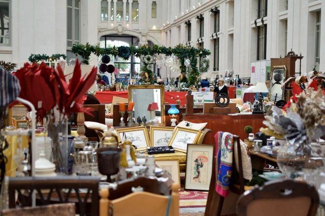 Antigüedades, decoración, restauración, moda o cultura son algunos de los sectores que están representados es este mercadillo sollidario, que marca el inicio de las actividadades relacionadas con las fiestas navideñas en Madrid.