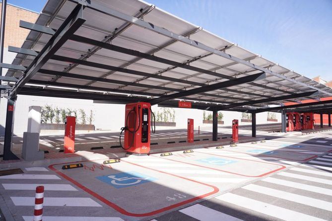 La infraestructura tiene cinco puntos de 200 kW, diez puntos de 100 kW, ocho puntos de 60 kW y nueve puntos de 22kW con una potencia total de 3.000 kW.