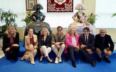 La vicealcaldesa de Madrid, Inma Sanz, ha participado en la presentación de esta VIII edición de la exposición, acompañada de la delegada de Economía, Innovación y Hacienda, Engracia Hidalgo; el delegado de Políticas Sociales, Familia e Igualdad, José Fernández, y el concejal de Hortaleza, David Pérez, entre otros.