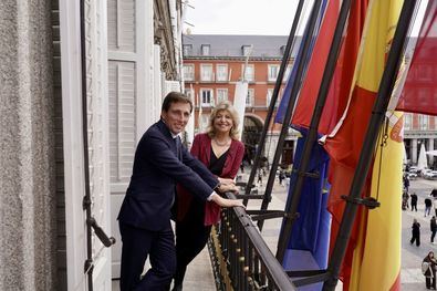 El alcalde de Madrid, José Luis Martínez-Almeida, ha presentado este martes la Estrategia Integral de Fortalecimiento de la Actividad Comercial y Hostelera de la ciudad de Madrid 2025-2027 en la Casa de la Panadería, acompañado de la delegada de Economía, Innovación y Hacienda, Engracia Hidalgo, entre otros miembros del equipo de Gobierno, y en presencia del presidente de Confederación Empresarial de Madrid-CEOE (CEIM), Miguel Garrido, y del presidente de la Cámara Oficial de Comercio, Industria y Servicios de Madrid, Ángel Asensio.