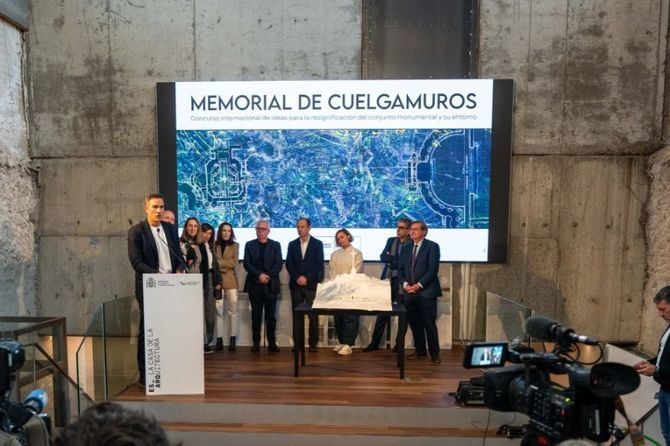 El jurado, presidido por el secretario general de Agenda Urbana, Vivienda y Arquitectura, Iñaqui Carnicero, ha seleccionado por unanimidad la propuesta «La base y la cruz», de Pereda Pérez Arquitectos y Lignum S.L., como ganadora del concurso.