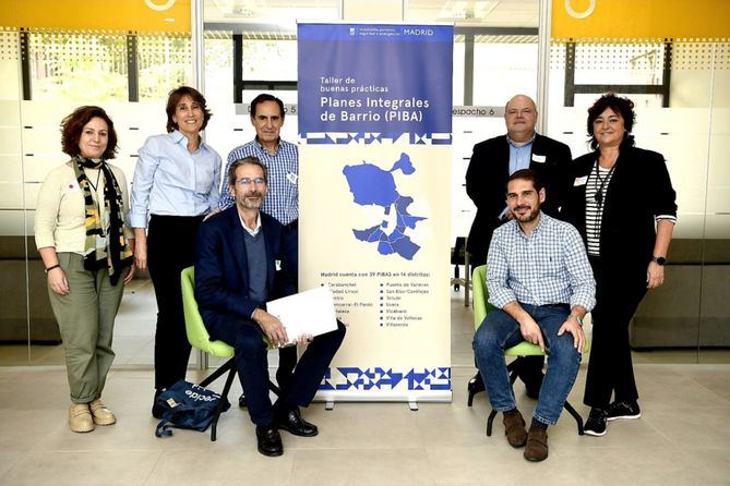 El Centro de Servicios Sociales Luz Casanova ha acogido este martes un taller de buenas prácticas de los Planes Integrales de Barrio (PIBA), organizado por el Ayuntamiento de Madrid en colaboración con la Federación Regional de Asociaciones de Vecinos de Madrid (FRAVM).