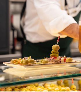 El mercado 'gastro' Bernabéu Market abre sus puertas, con 17 operadores gastronómicos y capacidad para 1.000 comensales