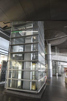 Los nuevos ascensores, ubicados al inicio de la zona de andenes, tendrán una capacidad para 21 personas (1.600 kg) y harán dos paradas (planta baja y planta alta), manteniendo los embarques existentes.