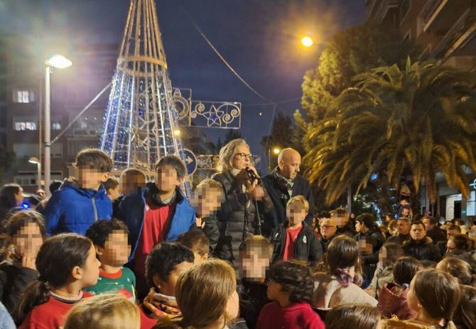 El distrito de Salamanca ha encendido sus luces de Navidad este lunes en un acto en el que han participado la concejala del distrito, Cayetana Hernández de la Riva, junto al Club Recreativo Guindalera y alumnos del CEIP Guindalera.